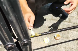 給剪式千斤頂的螺桿涂抹黃油意義重大