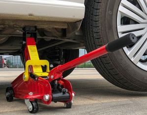 一定要保證千斤頂的類型與駕駛環(huán)境相對應