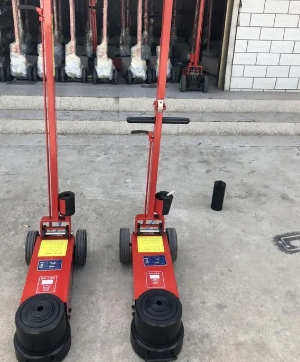 垃圾車壓住環(huán)衛(wèi)工人右腳，消防人員用氣動液壓千斤頂頂開車身